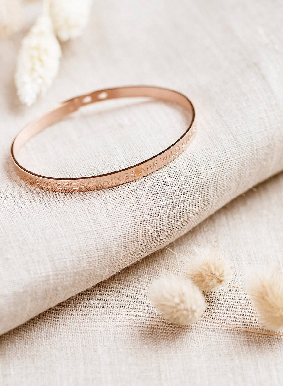 All Great Things are Wild and Free  Armband • Roségouden