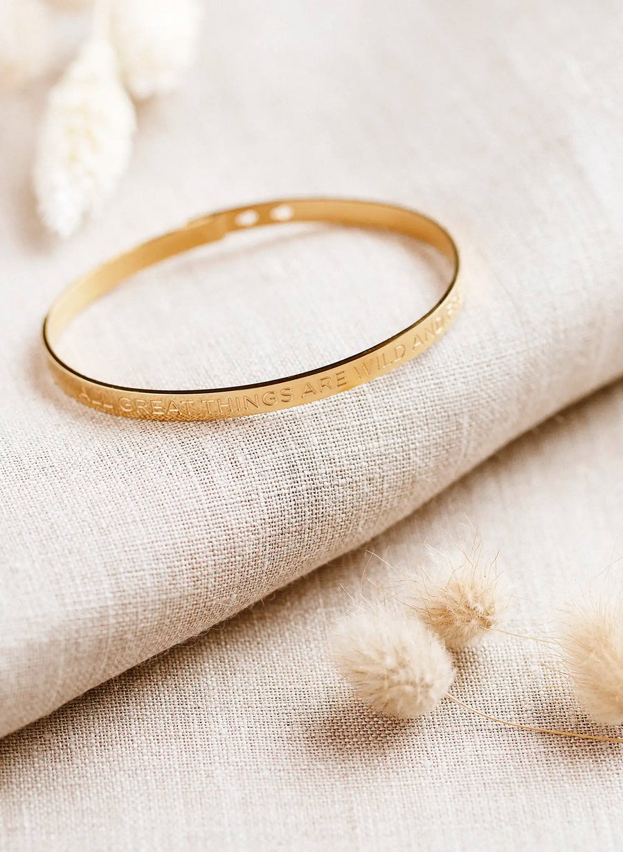 All Great Things are Wild and Free Armband • Goud